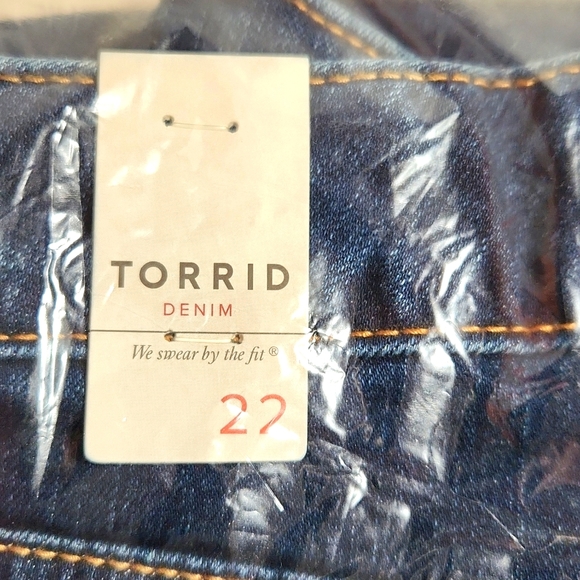 NWT TORRID SHORTS BERMUDA BOYFRIEND VINTAGE STRETCH DISTRESSED 10" INSEAM FRAYED - Picture 5 of 11